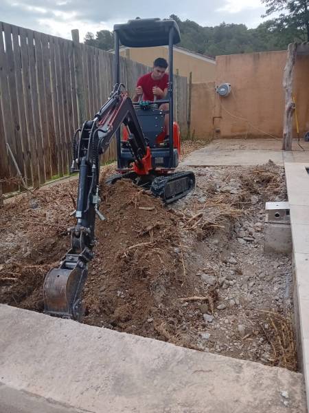 Location de mini pelle pour terrassement piscine, raccordements et fouilles rapide avec devis sur-mesure autour de Salon de Provence