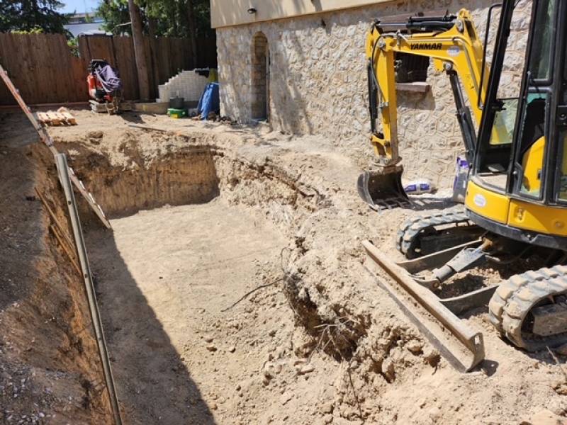 Location de minipelle terrassement et tranchées à Aix en Provence près de Lunel