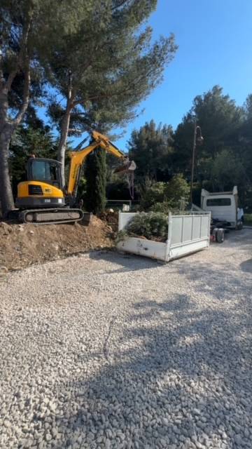 Obtenez un tarif avantageux pour louer une mini pelle 3,5T spéciale démolition légère aux abords de Salon de Provence